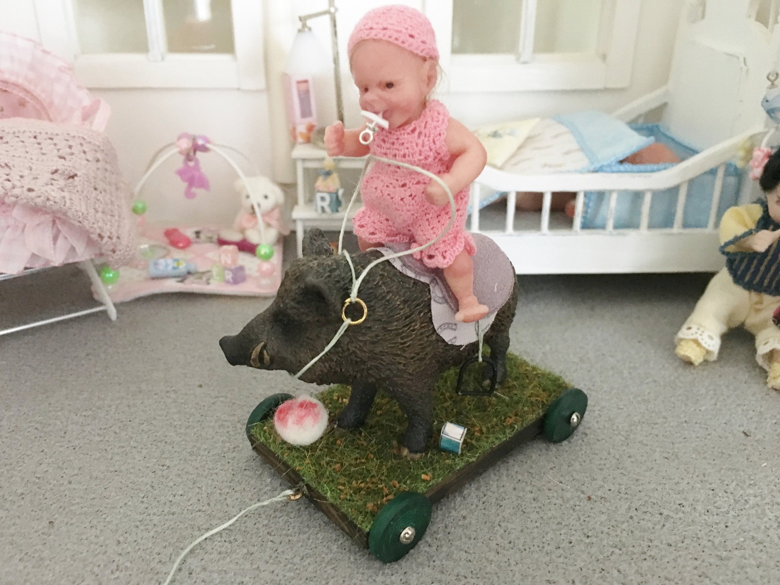 Wildschwein Keiler Reit-und Zugtier für Kinder in Miniatur 1:12 Spielzeug für das Puppenhaus Kind