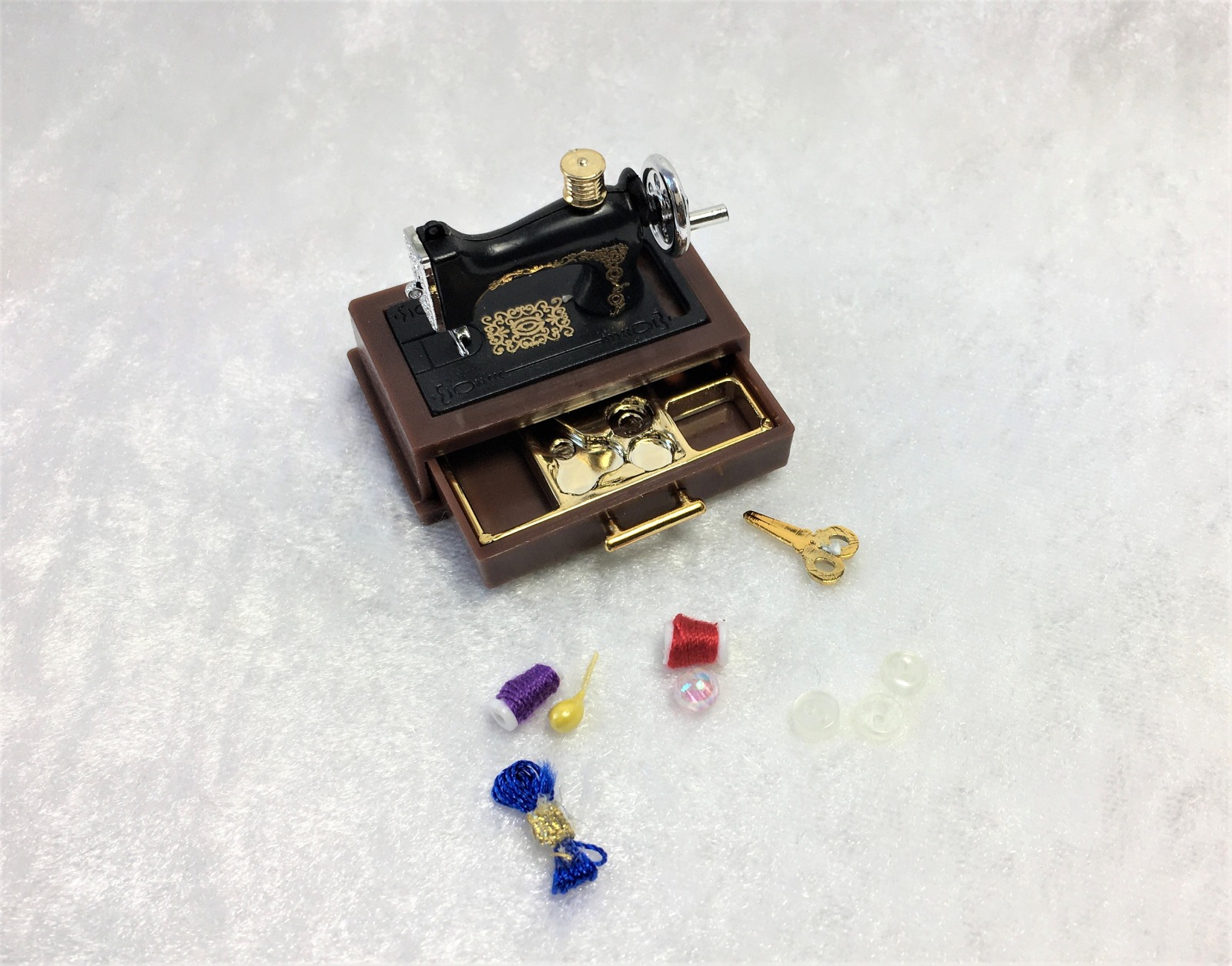 Nähmaschine mit Schublade und Zubehör für die Puppenstube das Puppenhaus Dollhouse Miniatures Krippen Miniaturen Modellbau 4