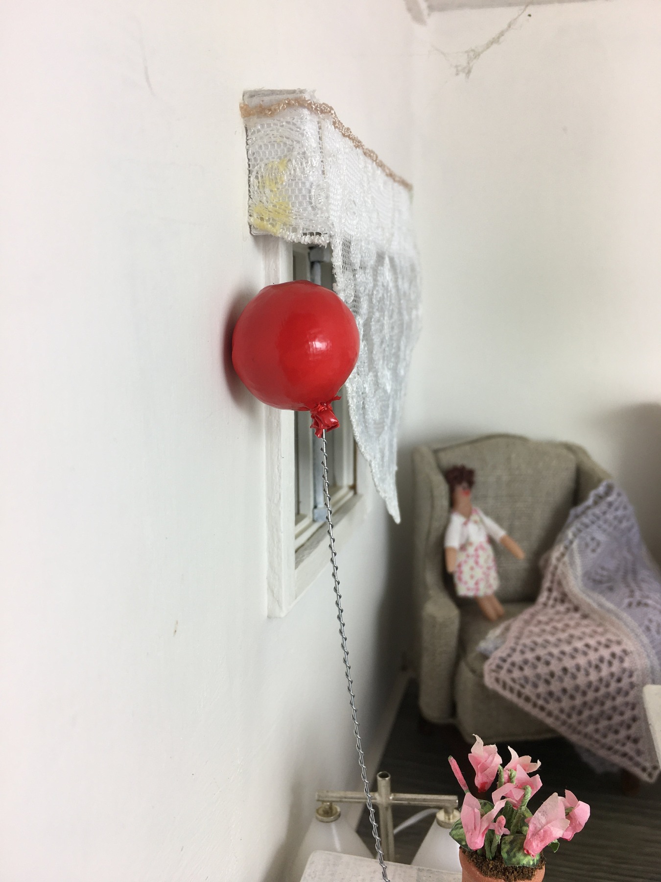 Luftballon in 1:12, Spielzeug für das Puppenhaus Kind. 4