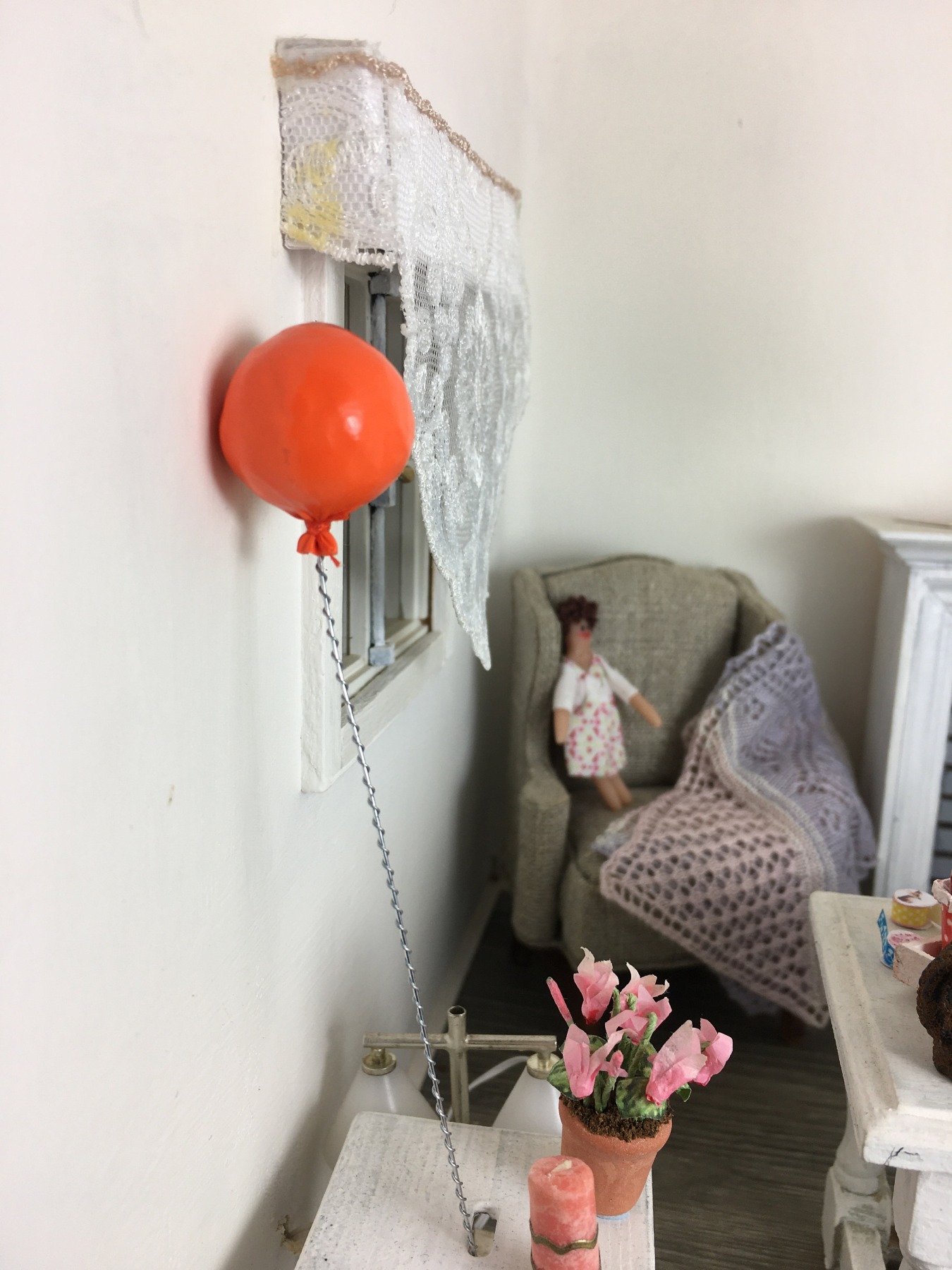 Luftballon in 1:12, Spielzeug für das Puppenhaus Kind. 2