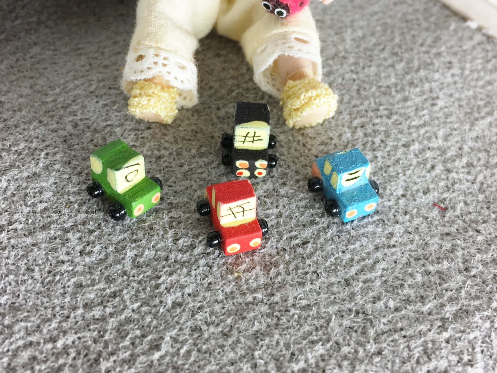 Kleines Spielzeugauto aus Holz für die Puppenstube das Puppenhaus Dollhouse Miniatures Krippen Miniaturen Modellbau