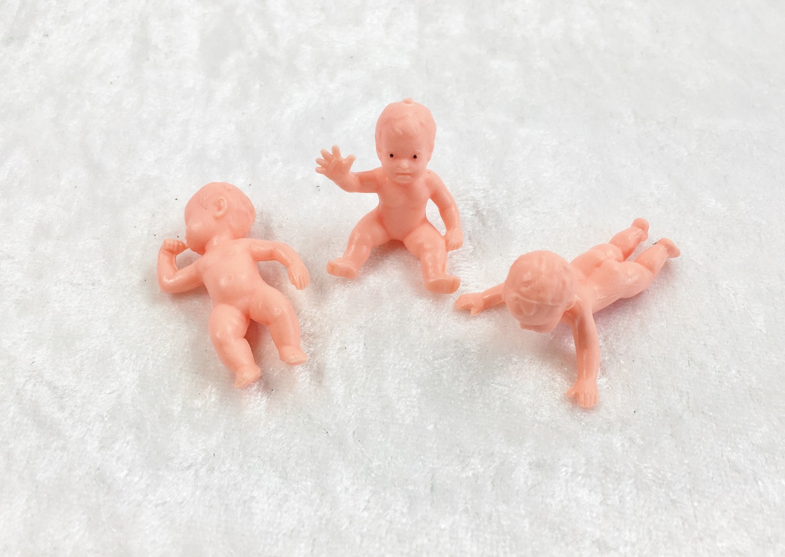 Baby aus Kunststoff für die Puppenstube das Puppenhaus Dollhouse Miniatures Krippen Miniaturen