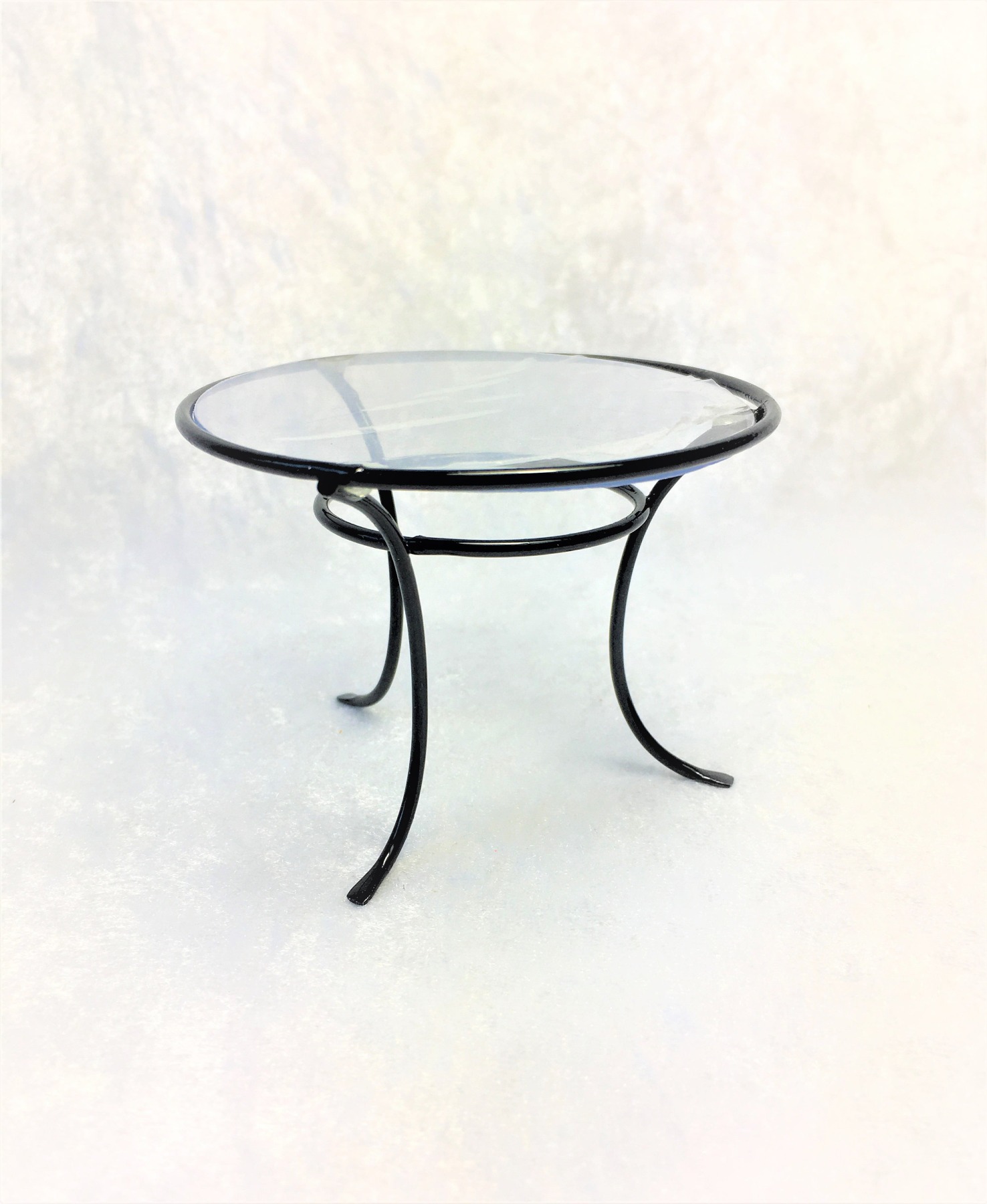 Runder Tisch mit zwei Stühlen aus schwarzem Metall 5
