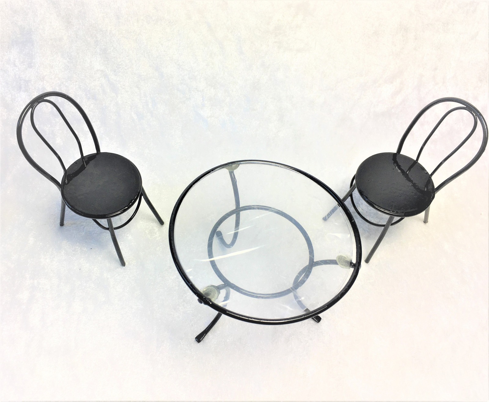Runder Tisch mit zwei Stühlen aus schwarzem Metall 2