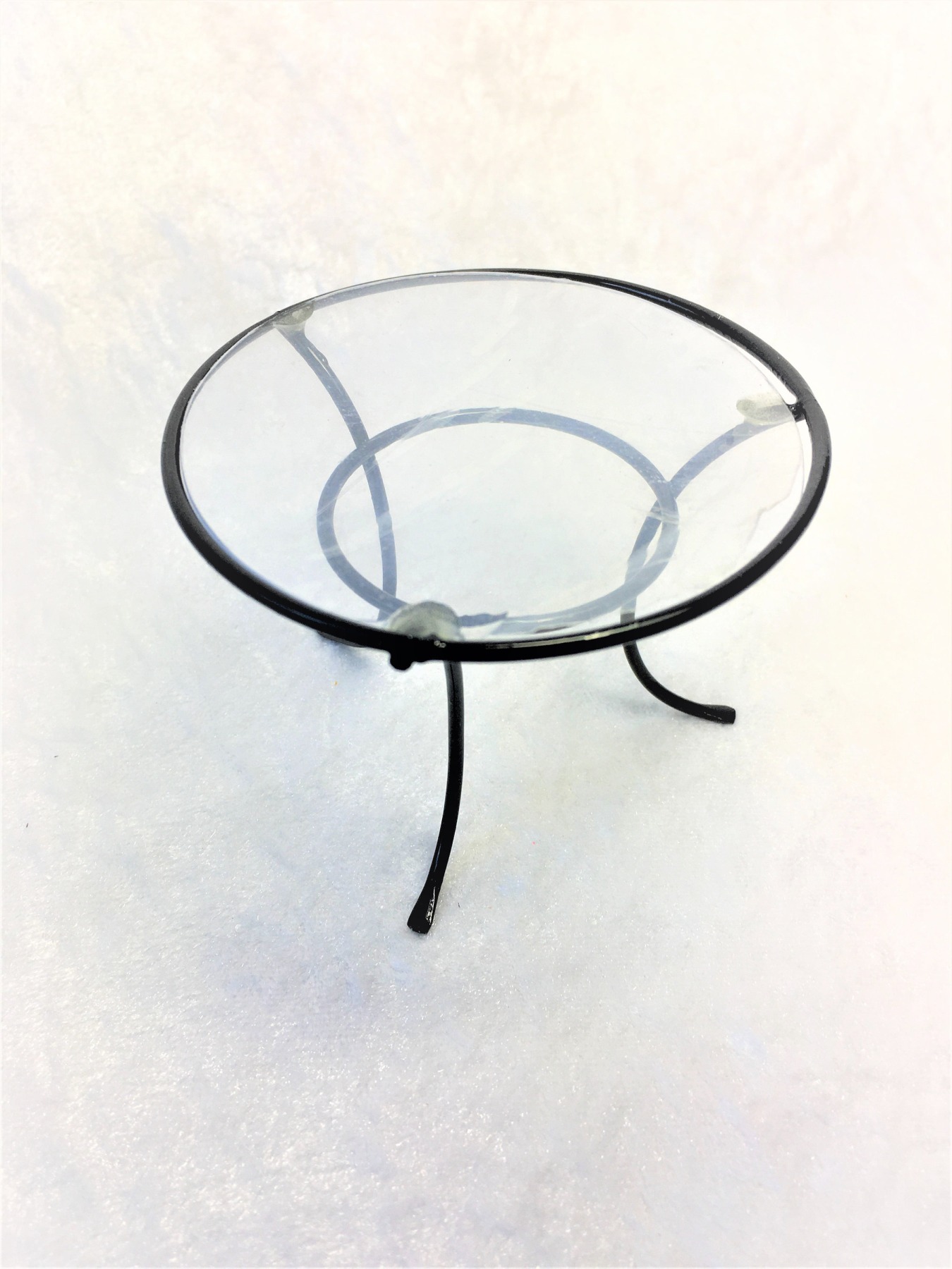 Runder Tisch mit zwei Stühlen aus schwarzem Metall 6