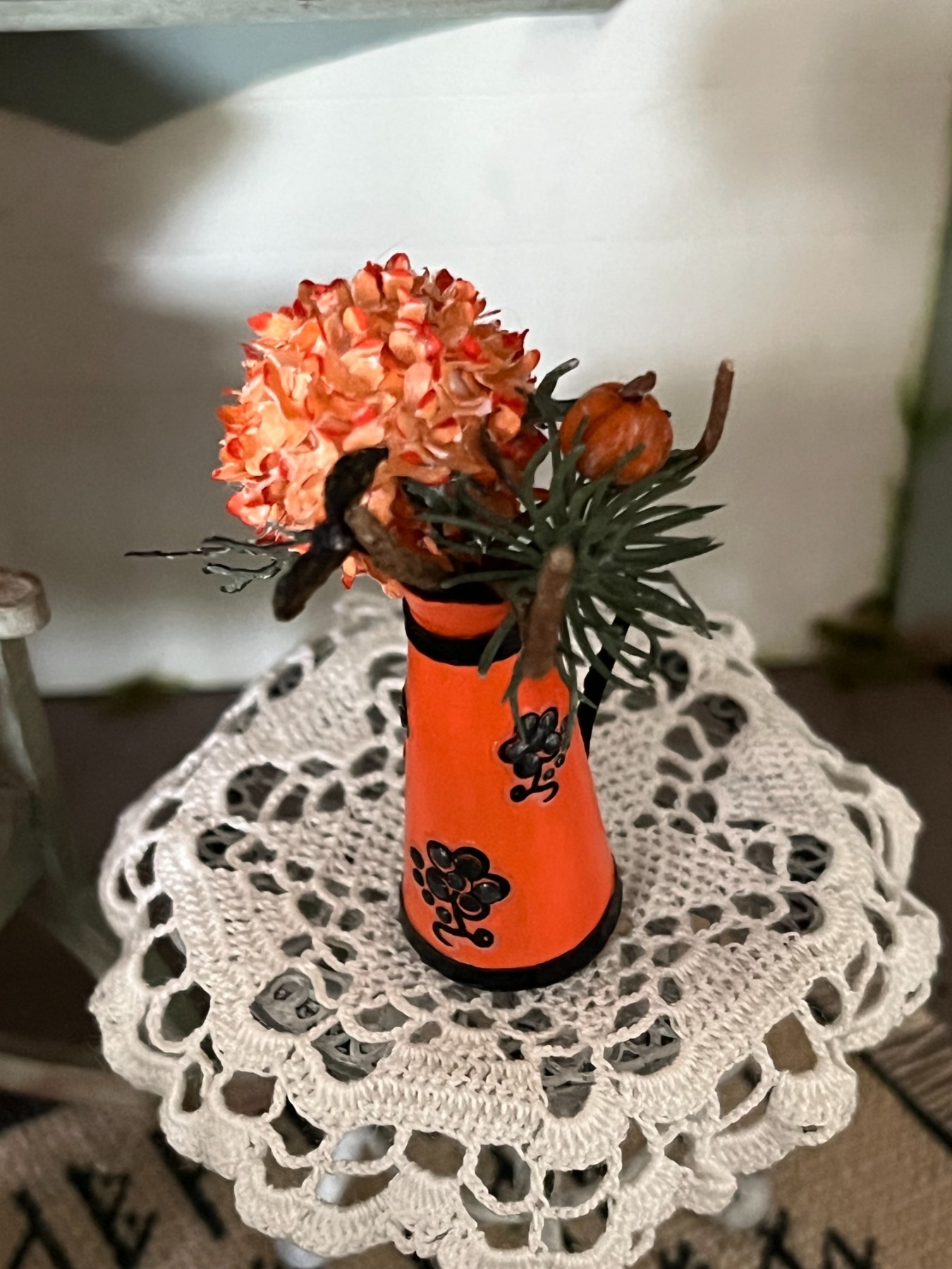 Halloween Blumenstrauß mit oranger Blüte in einer orangen Kanne in Miniatur 1:12