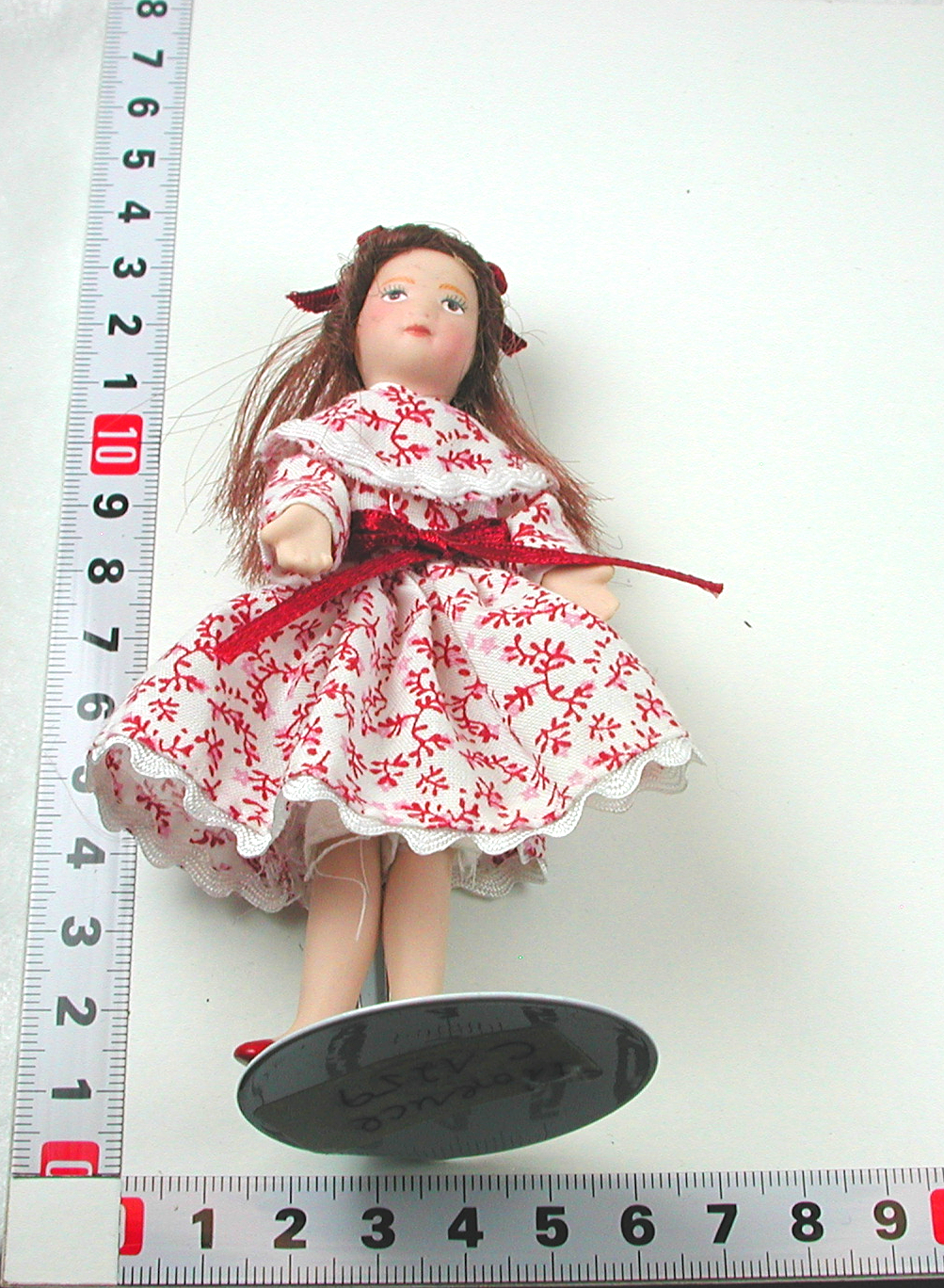 Mädchen im rotweißem Kleid in Miniatur 1zu12 7