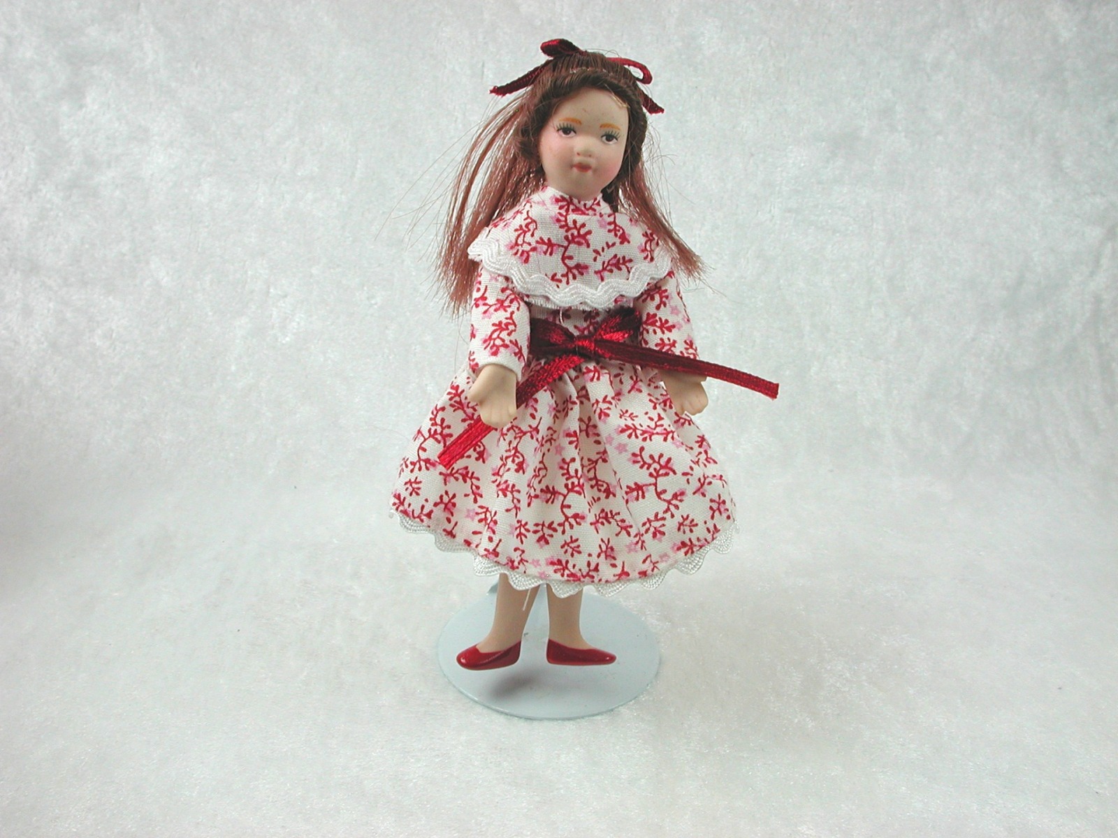 Mädchen im rotweißem Kleid in Miniatur 1zu12