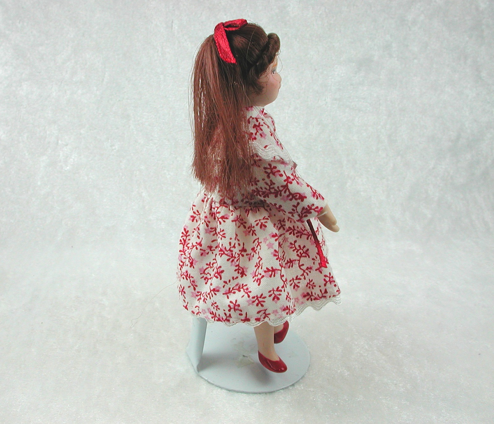 Mädchen im rotweißem Kleid in Miniatur 1zu12 4