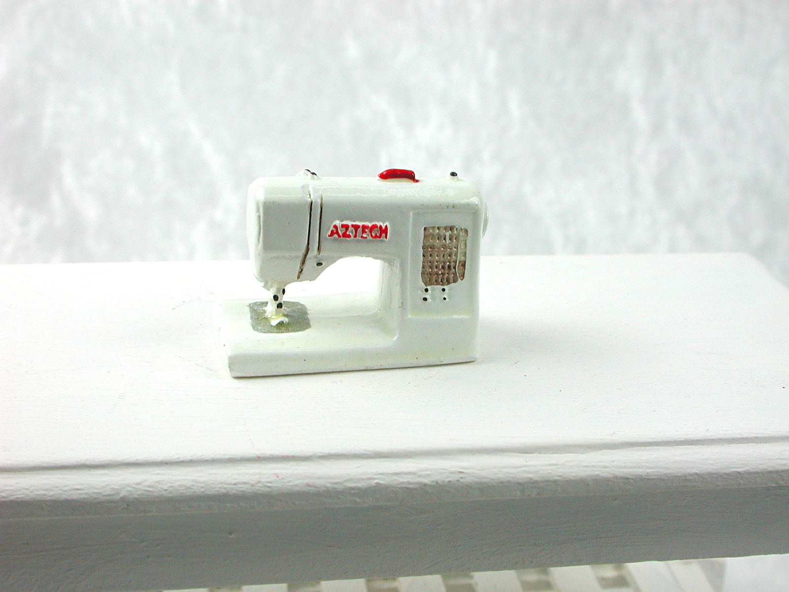 Tischnähmaschine modern in Miniatur für die Puppenstube 3
