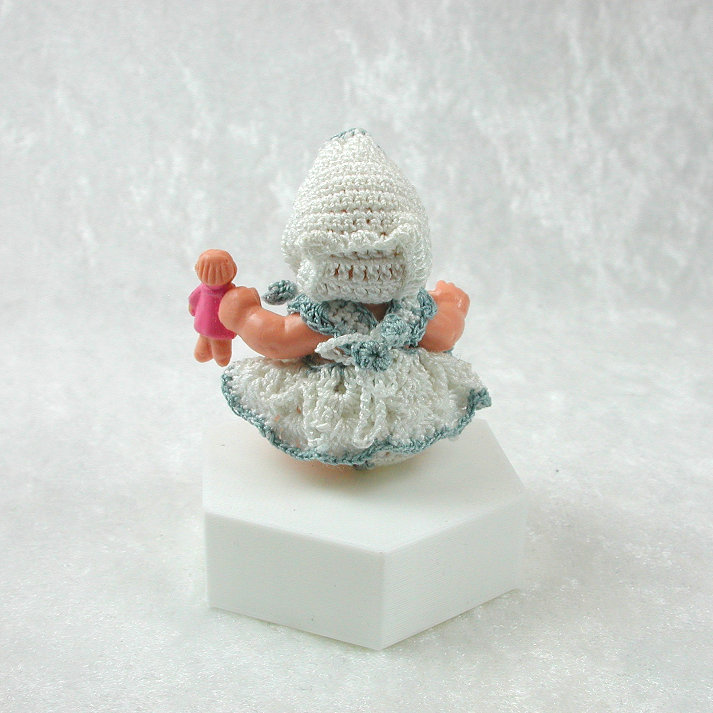Sitzende Puppe in gehäkelter Kleidung in Miniatur 7