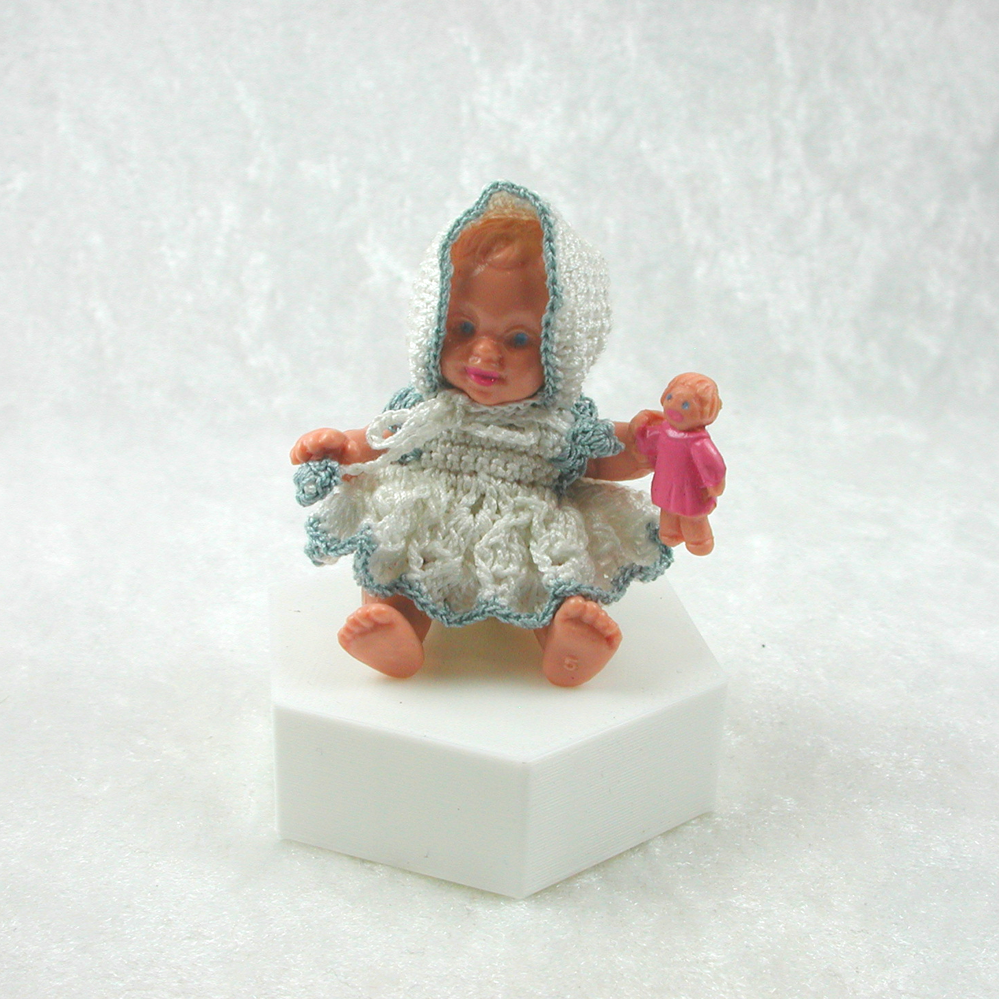 Sitzende Puppe in gehäkelter Kleidung in Miniatur 5