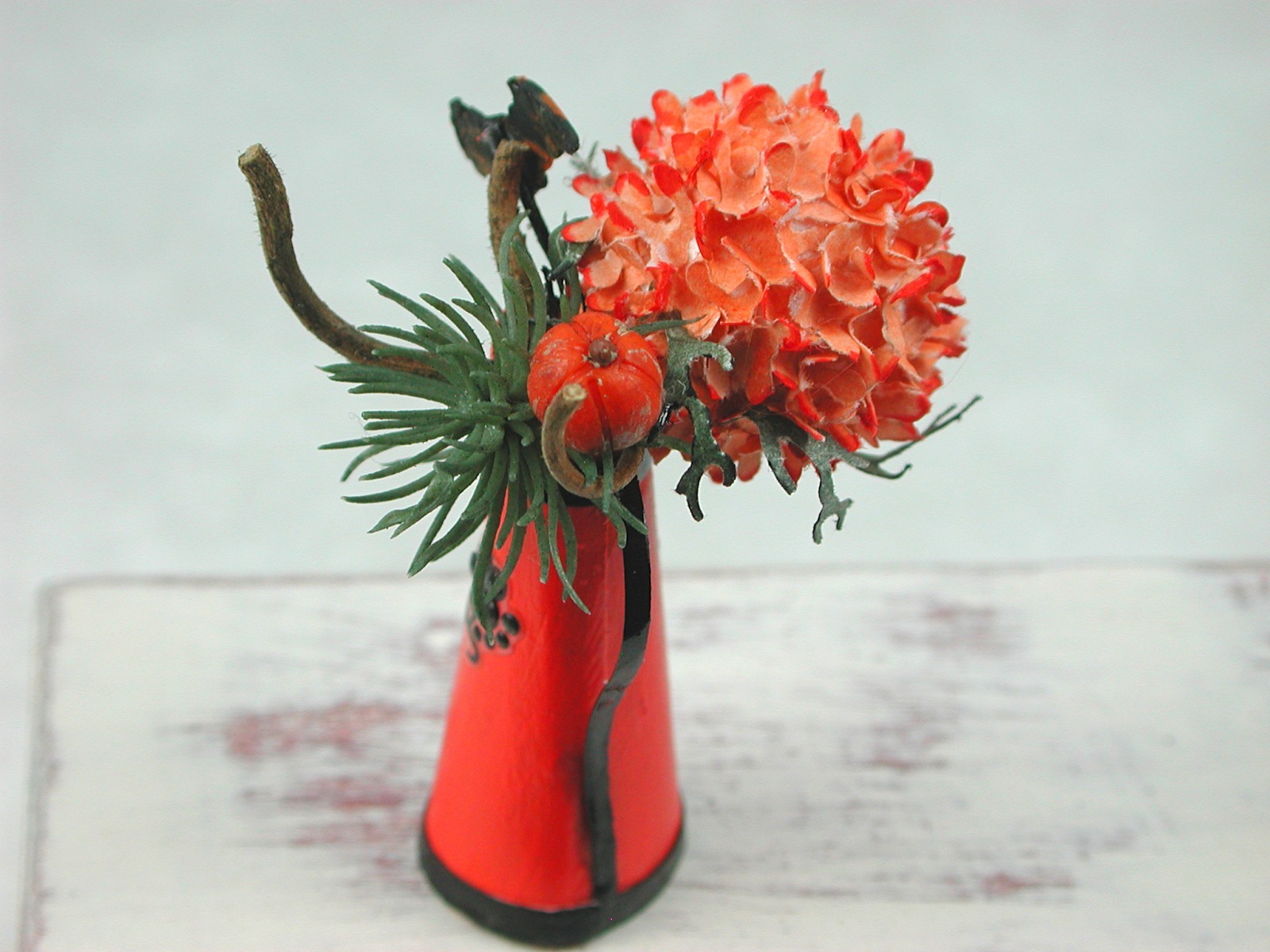 Halloween Blumenstrauß mit oranger Blüte in einer orangen Kanne in Miniatur 1:12 2