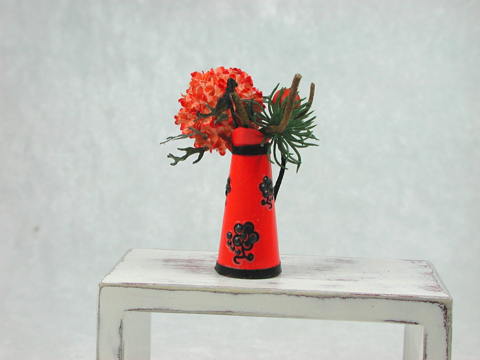 Halloween Blumenstrauß mit oranger Blüte in einer orangen Kanne in Miniatur 1:12 4