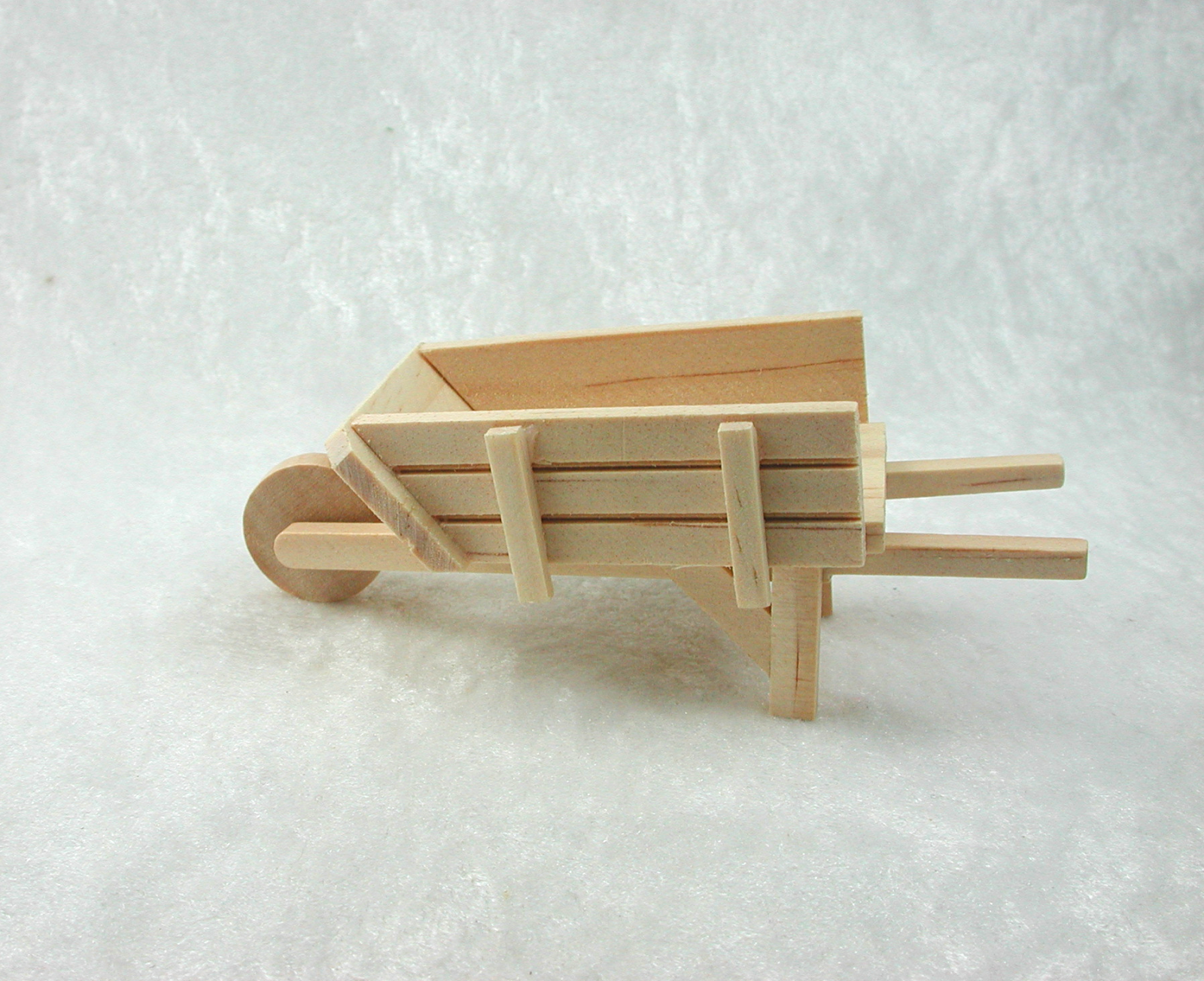 Schubkarre aus Holz in Miniatur für das Puppenhaus 3