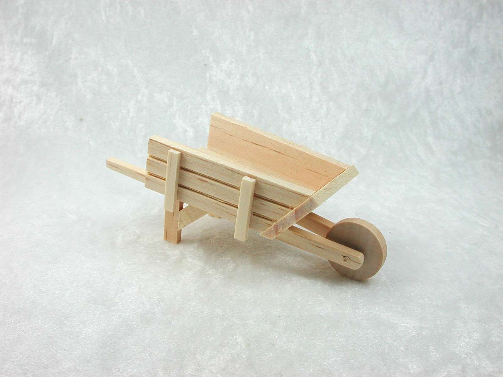 Schubkarre aus Holz in Miniatur für das Puppenhaus 4