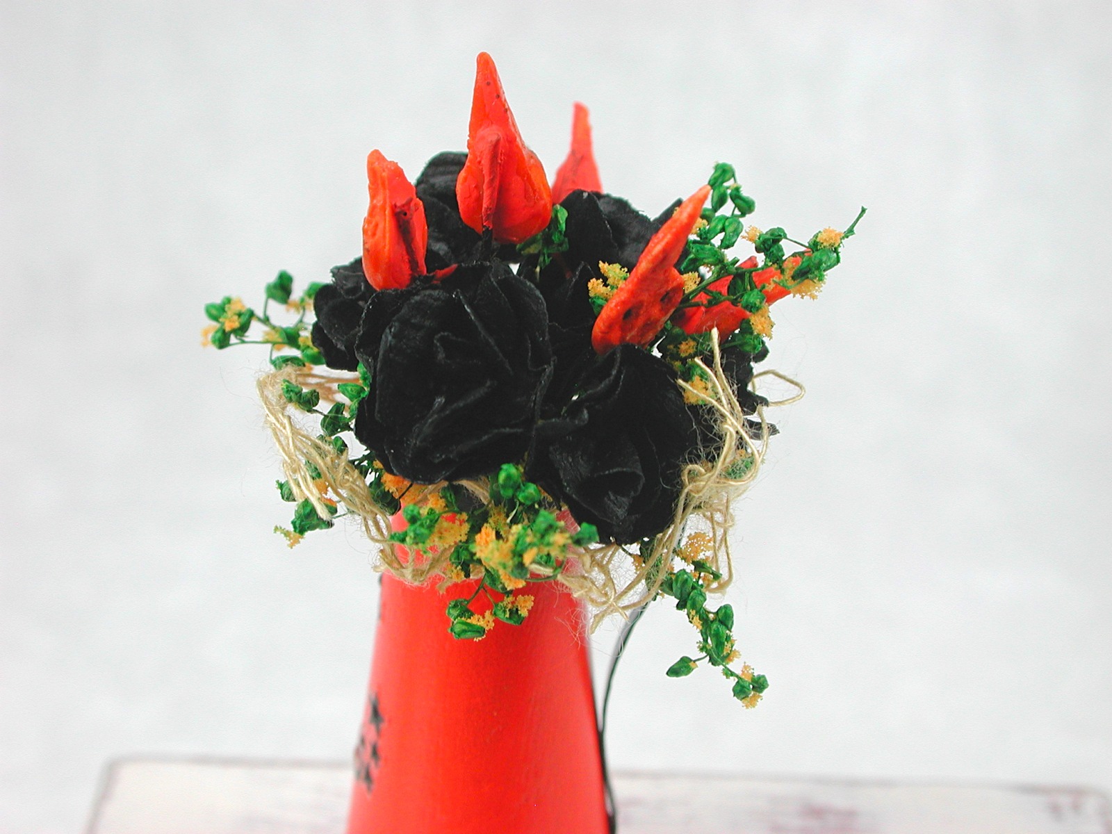 Halloween Blumenstrauß mit schwarzen Blüten in einer orangen Kanne in Miniatur 1:12 2