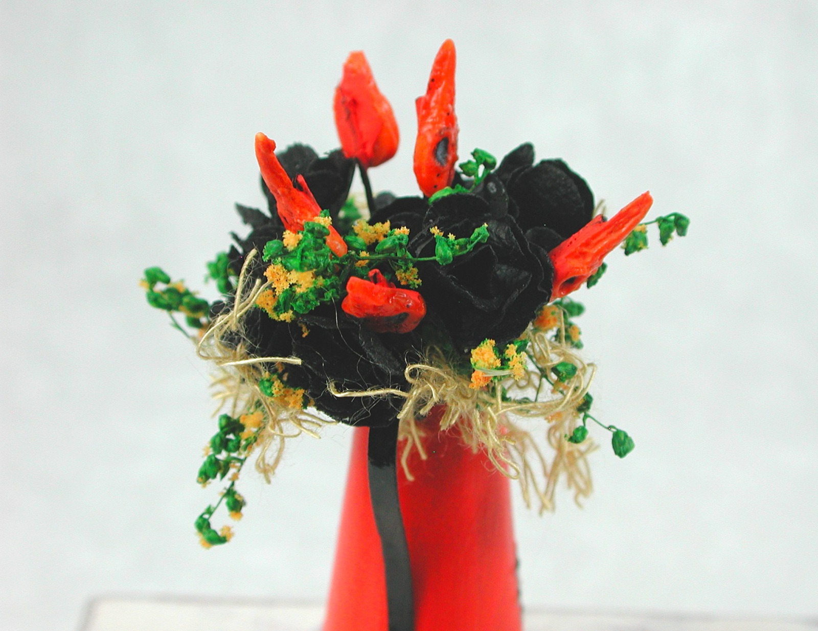 Halloween Blumenstrauß mit schwarzen Blüten in einer orangen Kanne in Miniatur 1:12 4