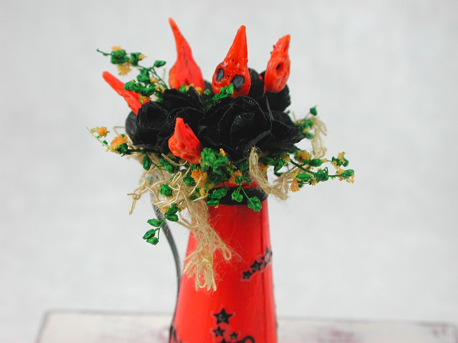 Halloween Blumenstrauß mit schwarzen Blüten in einer orangen Kanne in Miniatur 1:12 6