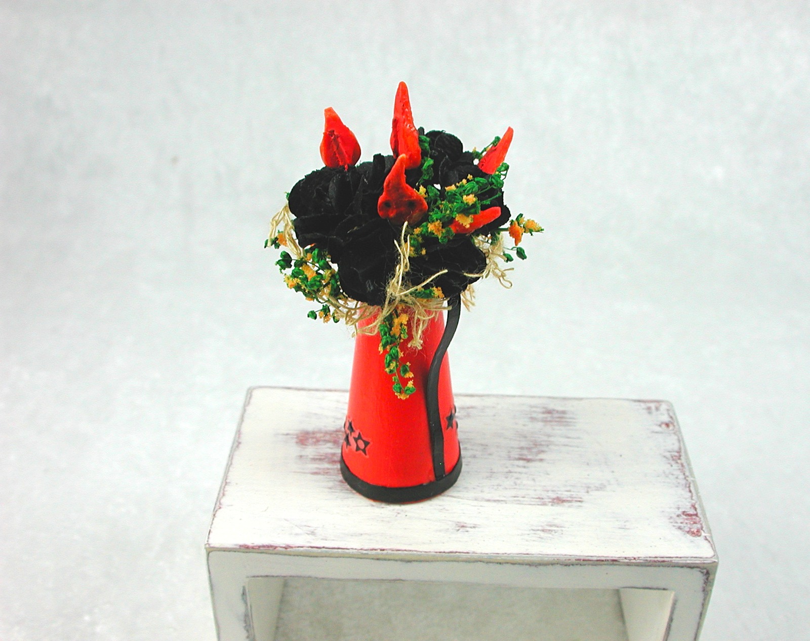 Halloween Blumenstrauß mit schwarzen Blüten in einer orangen Kanne in Miniatur 1:12