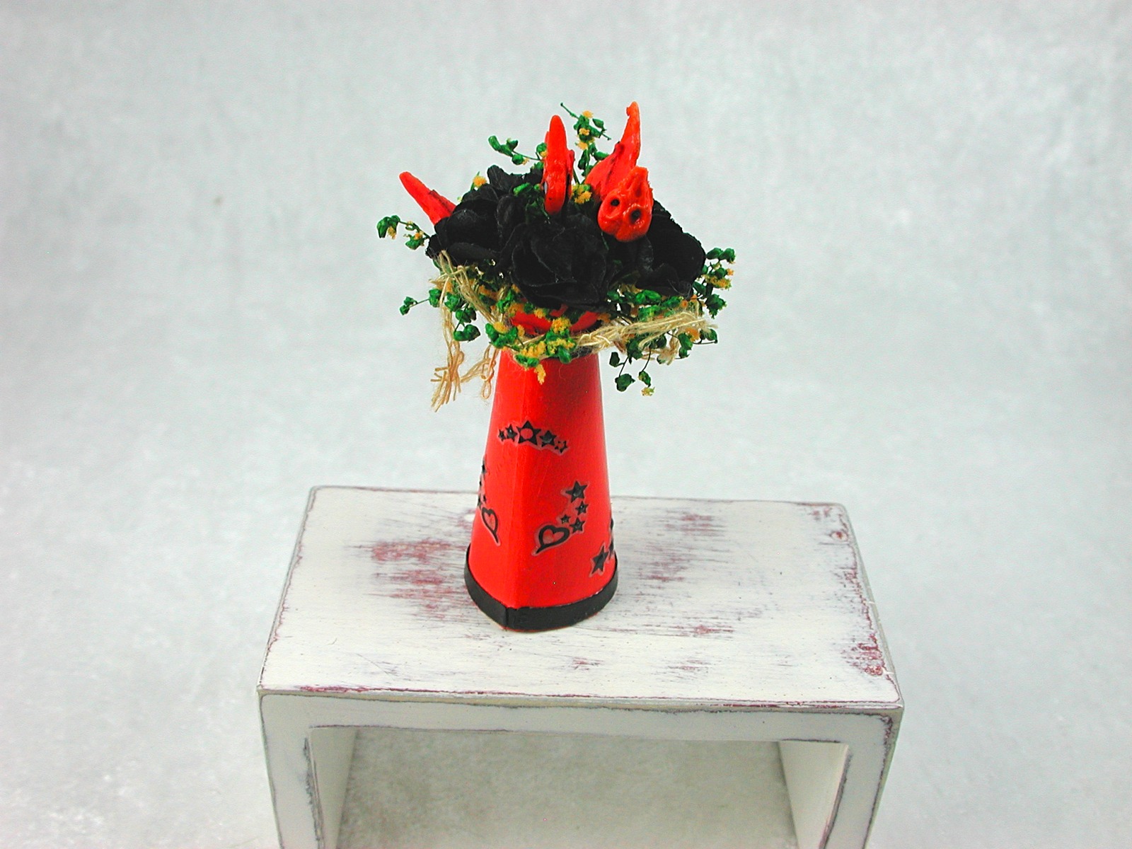 Halloween Blumenstrauß mit schwarzen Blüten in einer orangen Kanne in Miniatur 1:12 5