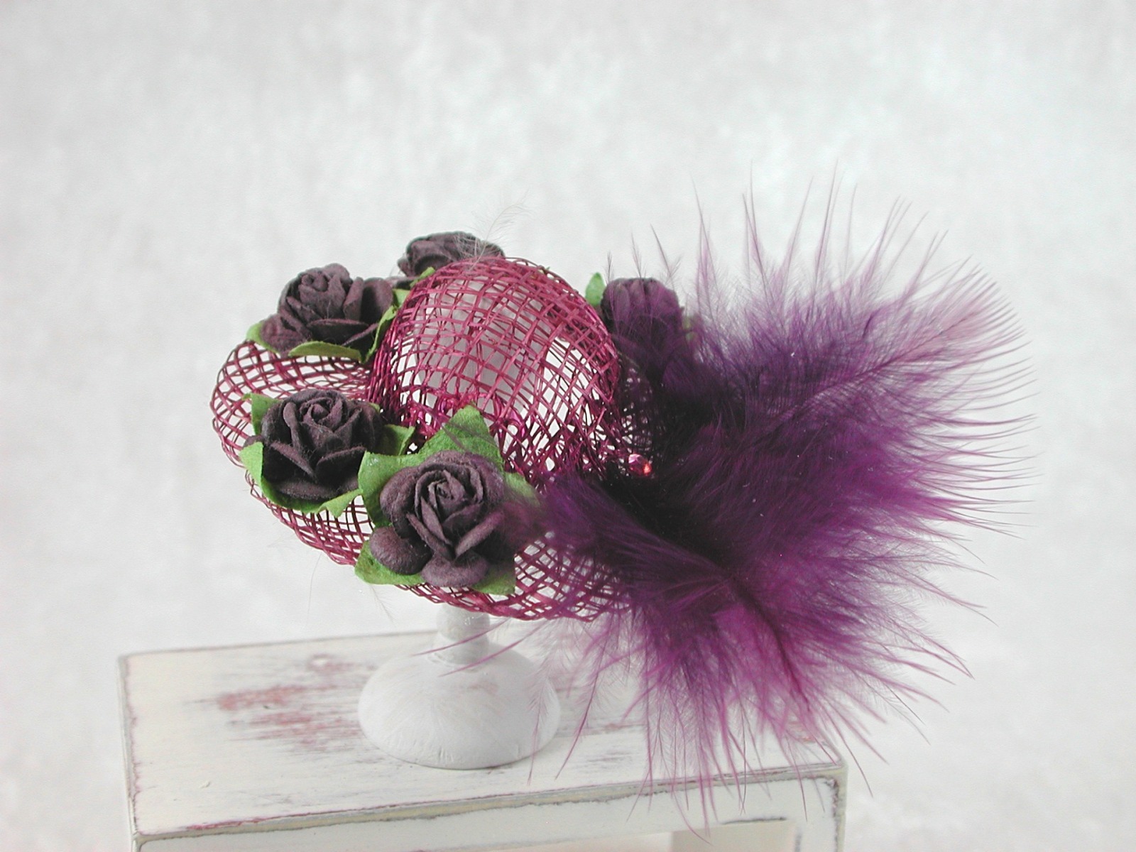 Damen Strohhut in Miniatur für die Puppenstube Maßstab 1:12 Violett