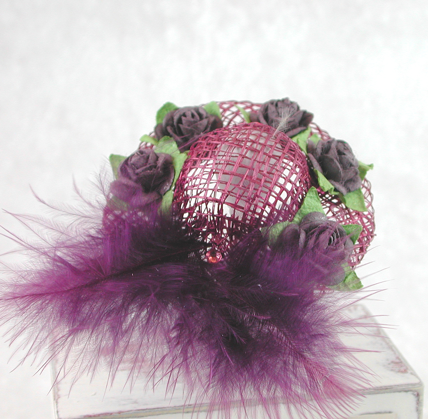Damen Strohhut in Miniatur für die Puppenstube Maßstab 1:12 Violett 2