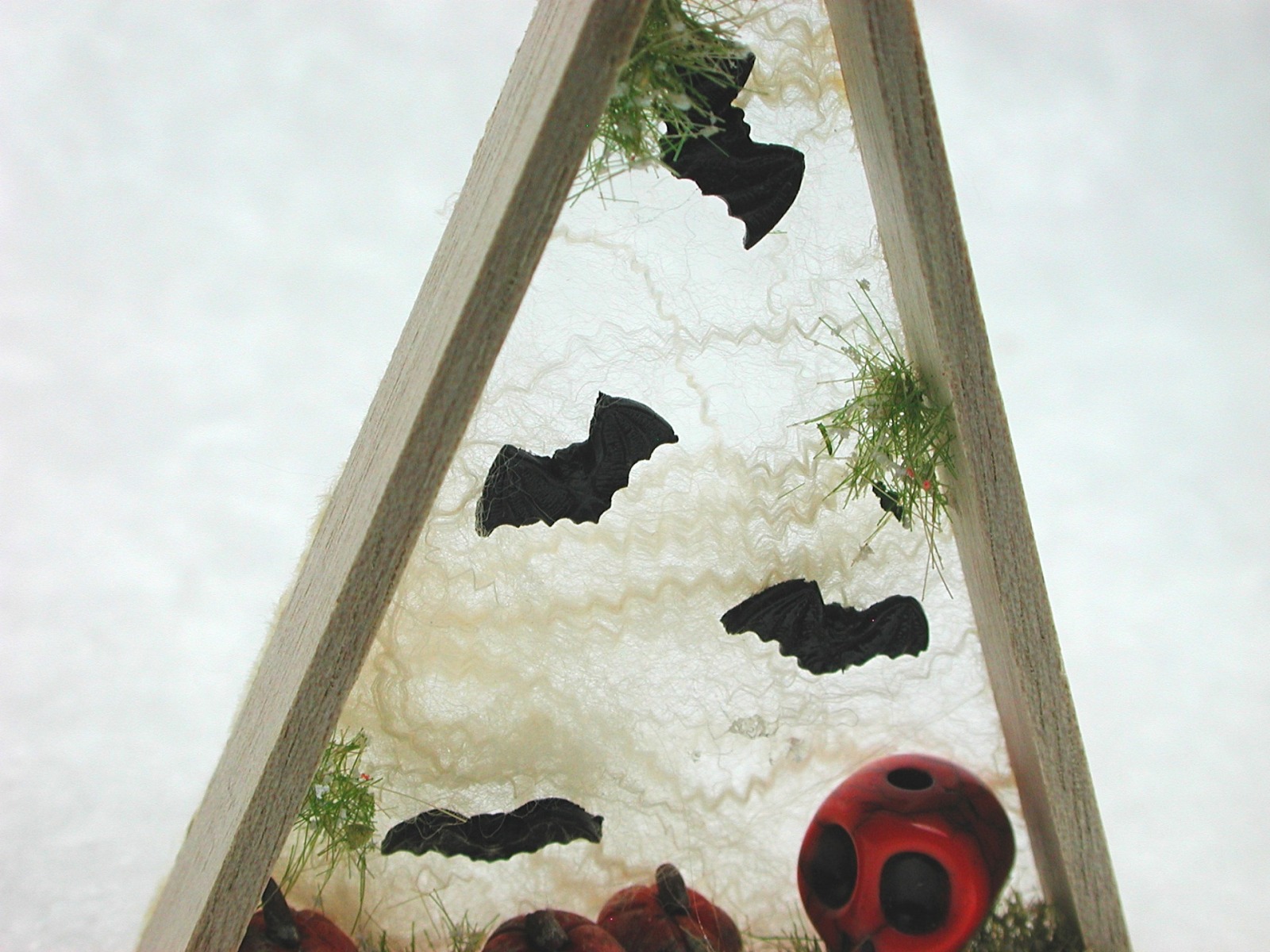 Dreieck aus Holz mit Kürbissen und orangen Totenkopf zur Dekoration in der Puppenstube 8