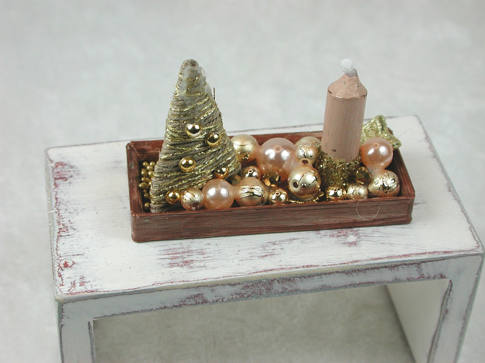 Rechteckige goldene Platte mit beiger Kerze in weihnachtlicher Dekoration 3