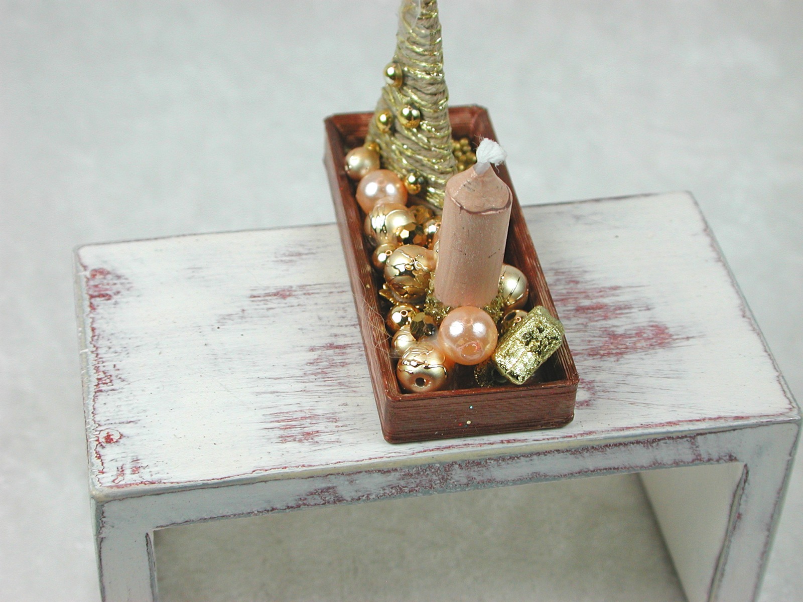 Rechteckige goldene Platte mit beiger Kerze in weihnachtlicher Dekoration 4