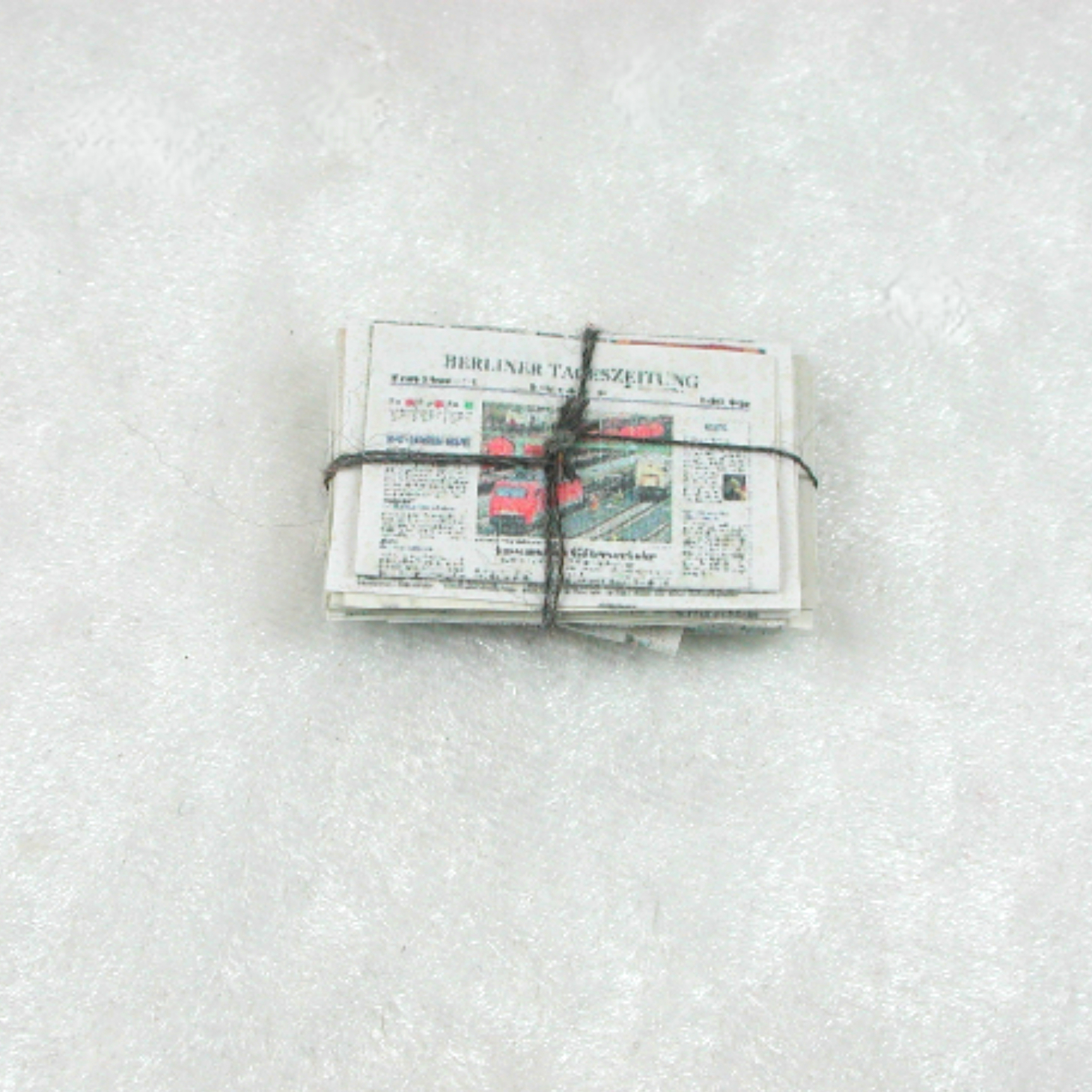 Altpapierstapel, Zeitungsstapel, alte Zeitungen gestapelt in Miniatur 1zu12