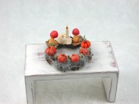 Kranz aus Holz mit Kürbissen, Totenkopf , Kerze, Pilze, Dekoration im Puppenhaus