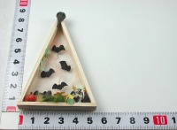 Dreieck aus Holz mit Kürbis, Gnom, Kröte und Herbstlaub zur Dekoration in der Puppenstube
