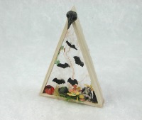 Dreieck aus Holz mit Kürbis, Gnom, Kröte und Herbstlaub zur Dekoration in der Puppenstube 2