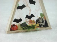 Dreieck aus Holz mit Kürbis, Gnom, Kröte und Herbstlaub zur Dekoration in der Puppenstube 8