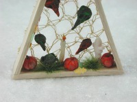 Dreieck aus Holz mit Kürbis, Pilze, Kröte und Herbstlaub zur Dekoration in der Puppenstube 3