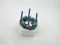Adventskranz aus Holz mit echten blauen Kerzen im Kerzenhalter und in blau gehaltene Dekoration 5