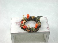 Kranz aus Holz mit Kürbis, Mohnkapseln, Pilze und drei Kerzen zur Dekoration im Puppenhaus 4