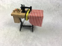 Nähmaschine mit Tisch für die Puppenstube 4
