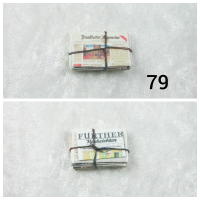 Altpapierstapel, Zeitungsstapel, alte Zeitungen gestapelt in Miniatur 1zu12
