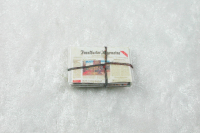 Altpapierstapel, Zeitungsstapel, alte Zeitungen gestapelt in Miniatur 1zu12 2