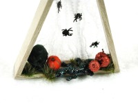 Dreieck aus Holz mit Kürbis,Totenkopf, Echse und Naturdeko zur Dekoration in der Puppenstube 8