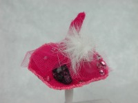 Hexenhut in Miniatur für die Puppenstube in der Farbe Pink, Maßstab 1:12 5