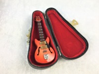 E-Gitarre orange in Miniatur 1:12 mit Koffer 2