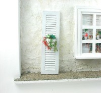 Fensterladen im Shabby Look mit bepflanztem Blumentopf in Miniatur 1zu12 für das Puppenhaus