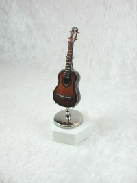 Gitarre dunkel in Miniatur 1:12 , Zupfinstrument 4