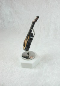 Gitarre hell in Miniatur 1:12 , Zupfinstrument 3