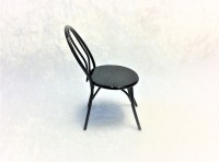 Runder Tisch mit zwei Stühlen aus schwarzem Metall 3