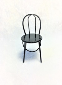 Runder Tisch mit zwei Stühlen aus schwarzem Metall 4