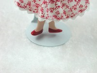 Mädchen im rotweißem Kleid in Miniatur 1zu12 6